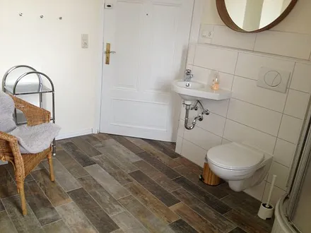 Großzügiges Bad mut Dusche und WC