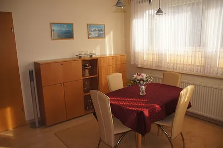 Wohnstube mit Esstisch