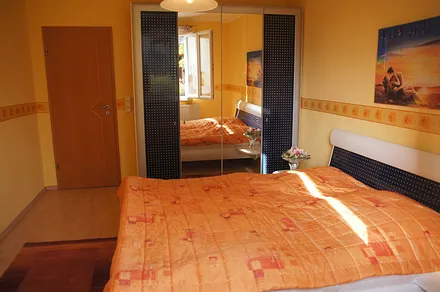 Schlafzimmer mit Doppelbett