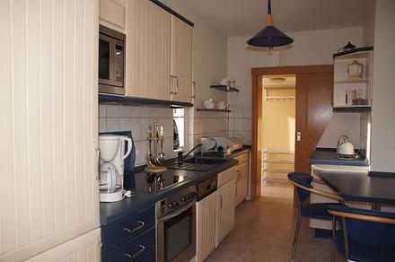 Küche mit Einbauküche,Ceranherd,Kühlschrank mit Gefrierfach,Geschirrspüler,Mikrowelle...