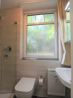 2 renovierte Badezimmer mit Dusche und WC