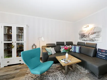 großzügiges Wohnzimmer