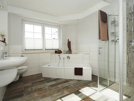 Bad mit Badewanne & Dusche