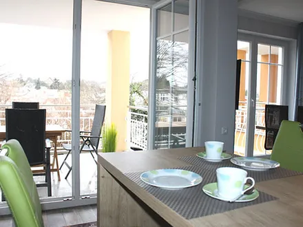 Küche mit Blick auf Balkon