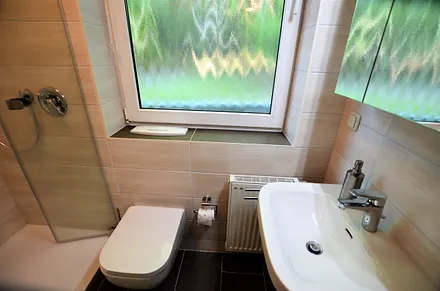 Badezimmer mit Aussenfenster (2019 renoviert)