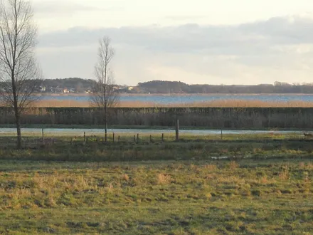 Blick über die Wiesen bis zum Achterwasser