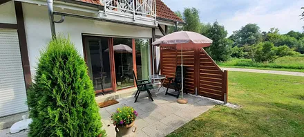 Terrasse mit Gartenmöbeln