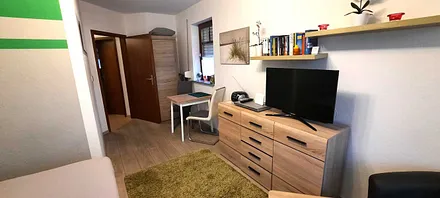 Esstisch und Fernseher