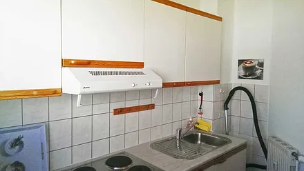 separate Küche mit Kühlschrank, Toaster, ...