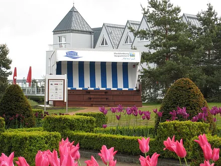 Der riesige Strandkorb am Beginn der Seebrücke