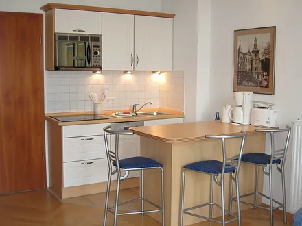 Blick auf den Küchenbereich, viele E-Geräte sind vorhanden