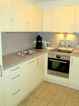 Einbauküche: Kühlschrank, Geschirrspüler, Herd