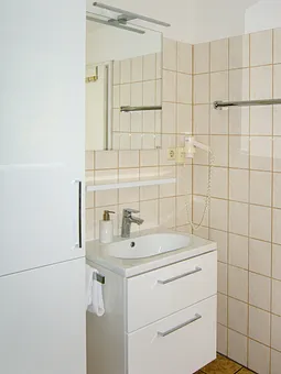 Bad, Echtglas-Duschkabine mit Schiebetüren, niedriger Einstieg, flache Duschwanne