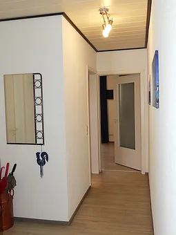 Flur mit Spiegel, Schirmständer