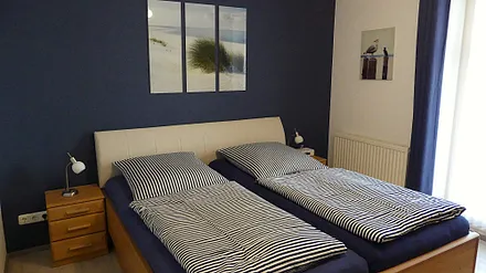 Schlafzimmer mit Doppelbett und Nachttischen incl. Lampen, Wecker mit Projektion der Uhrzeit