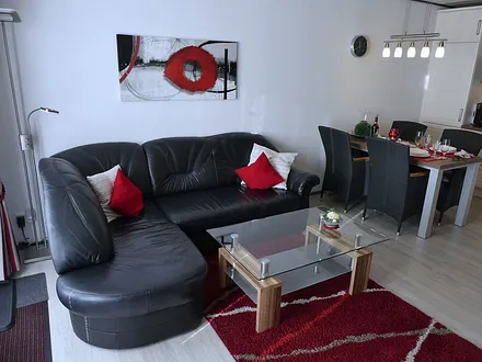 Wohn-/Essbereich mit Ledersofa und Couchtisch