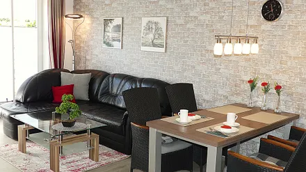 Wohn-/Essbereich mit Ledersofa und Couchtisch