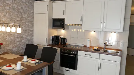 Küchenzeile mit Kühlschrank, Gefrierschrank, Mikrowelle, Ceranfeld, Backofen, Geschirrspüler, Spüle - und vieles mehr