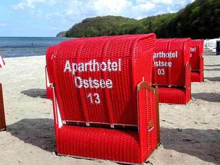 AHOI-Wohnung 402222-13 im Aparthotel Ostsee bietet von Mai bis September diesen STRANDKORB ohne Aufpreis
