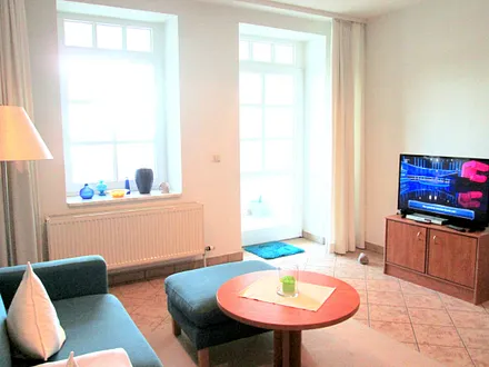 Wohnraum mit ausziehbarem Schlafsofa Richtung TV