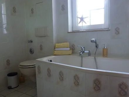 gefließtes Bad mit Badewanne