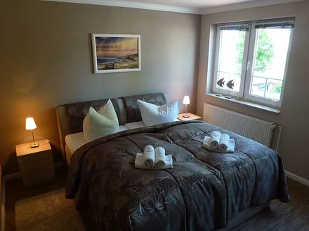 modernes Schlafzimmer mit Doppelbett