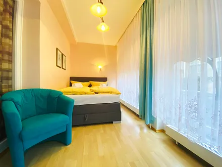 Schlafzimmer mit Doppelbett