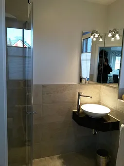 Gäste-WC mit Dusche