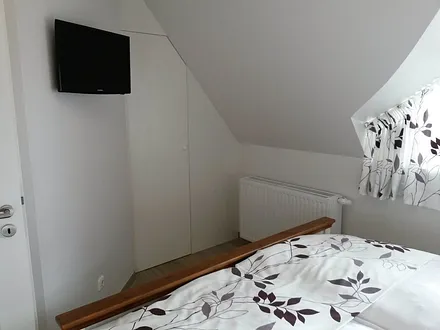 Begehbarer Schrank und TV-Gerät