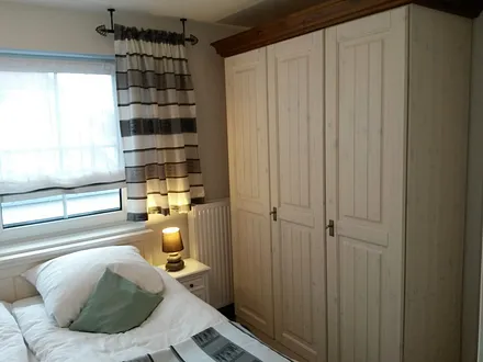 großer Kleiderschrank