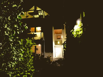 Gästehaus bei Nacht