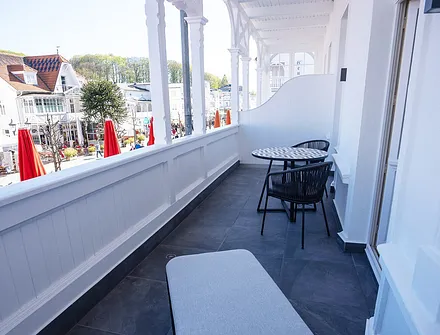 Der möblierte und nach Osten ausgerichteten Balkon mit Blick in das historische Zentrum.