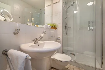 Hier der Blick in das Bad mit Echtglasdusche, Fön, Handtuchtrockner und WC.