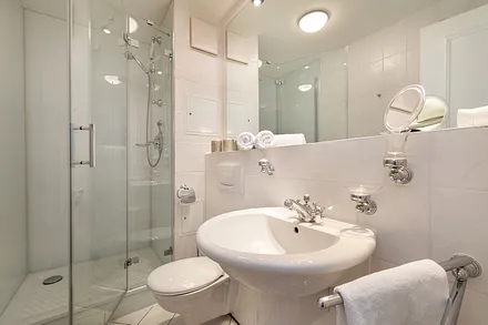 Das schöne Bad mit Fön, Handtuchtrockner, Echtglasdusche und WC. 