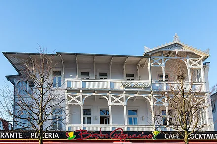 Der Balkon der Fewo befindet sich im 1.OG, linke Hälfte. 