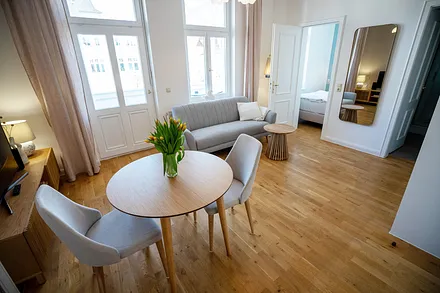 Das schöne Wohnzimmer hat einen Austritt zum Ostbalkon.