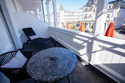 Der Balkon blickt in das historische Zentrum von Binz.