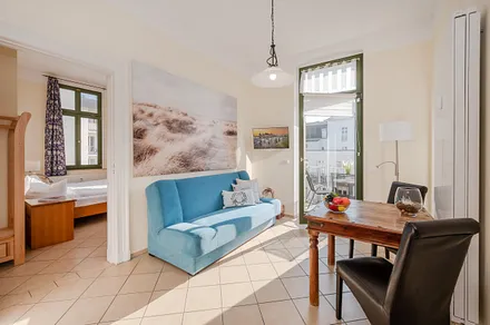 Wohn- und Essbereich mit angrenzendem Balkon