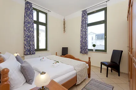 Schlafzimmer mit Doppelbett