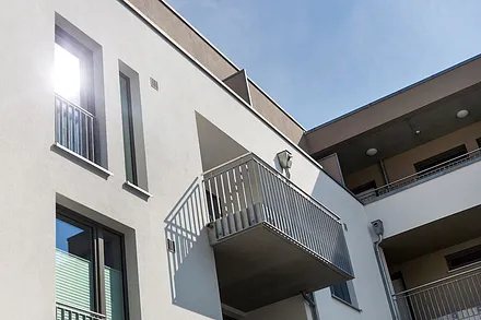 Der Wohnzimmerbalkon ist nach Süden ausgerichtet.