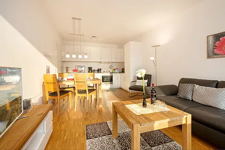 Die Couch kann durch Verstellen der Rücken- und Seitenkissen für ein Kind bis 8 Jahre aufgebettet werden.