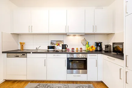 Die Küchenzeile ist komplett ausgestattet und bietet alle Annehmlichkeiten, von Geschirrspüler bis Nespressosystem von Krups für Kaffeeliebhaber.