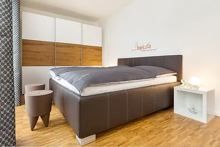 Das mit allergikergeeigneten Bettwaren und Matratzen ausgestattete Schlafzimmer bietet Ihnen einen kleinen Meerblick.