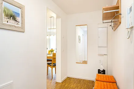 Hier der Blick in den Flur mit Garderobe.