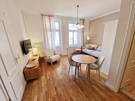 Das Wohnzimmer mit TV und Austritt zum Balkon.