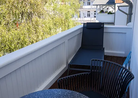 Der möblierte Balkon schaut nach Westen auf den Hof.