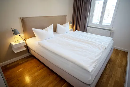 Das Schlafzimmer mit bequemem Doppelbett ...