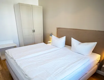 ... und Kleiderschrank.