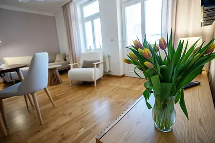 Das gemütliche Wohnzimmer mit TV ...