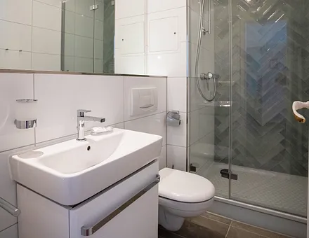 Das Bad mit Dusche, WC und Fön.